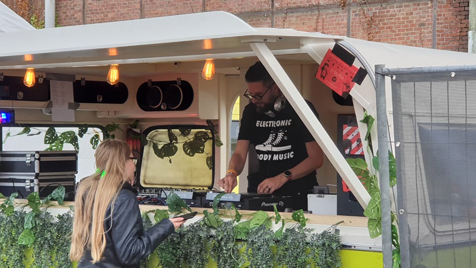 Dj Blackwaver with his daughter on a dj set at SInnersday 2021